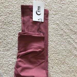 New Zyia 3/4 rose leggings